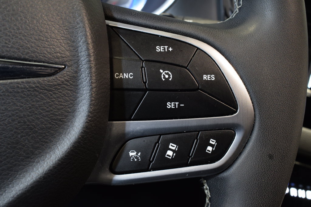 Used 2025 Chrysler Pacifica Select FWD image 18