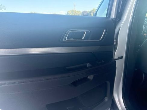 Used 2018 Ford Explorer XLT FWD image 10