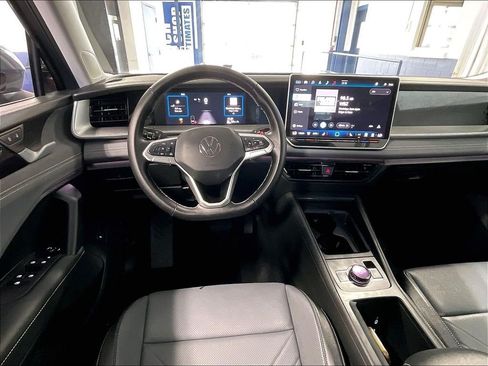 Used 2025 Volkswagen Tiguan SE w/ Panoramic Sunroof Package AWD/4WD image 18
