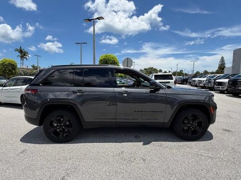 Used 2022 Jeep Grand Cherokee Altitude RWD image 13