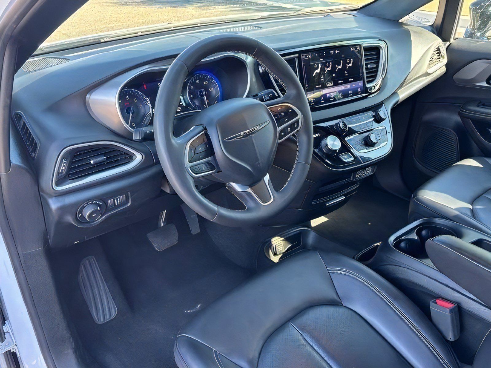 Used 2025 Chrysler Pacifica Select FWD image 19