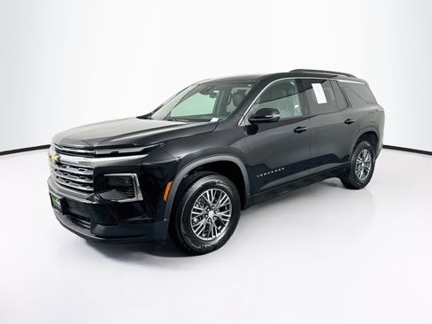 Used 2025 Chevrolet Traverse LT FWD image 3
