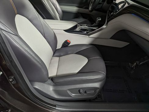 Used 2020 Toyota Camry XLE image 23