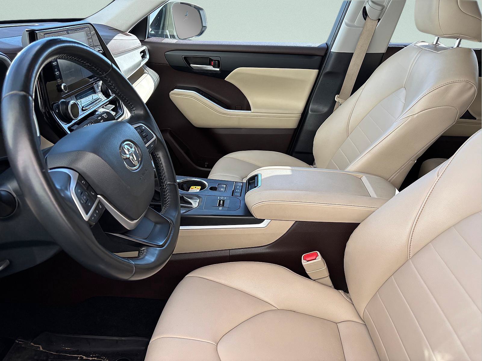 Used 2022 Toyota Highlander XLE AWD/4WD image 16