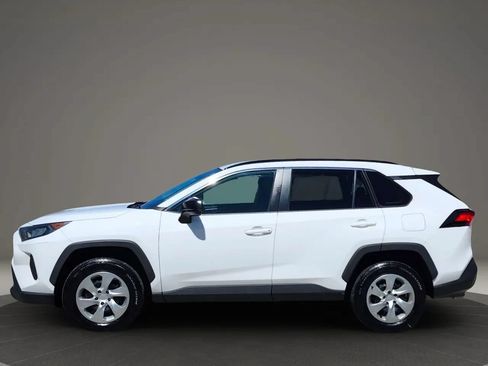 Used 2020 Toyota RAV4 LE AWD/4WD image 2