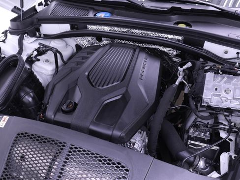 Used 2025 Porsche Macan AWD/4WD image 25