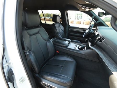 Used 2024 Jeep Wagoneer L Series II RWD image 30