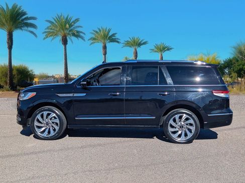 Used 2024 Lincoln Navigator Reserve image 2