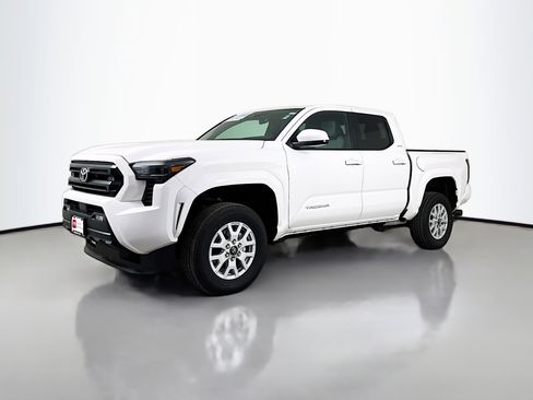Certified 2025 Toyota Tacoma SR5 AWD/4WD image 3