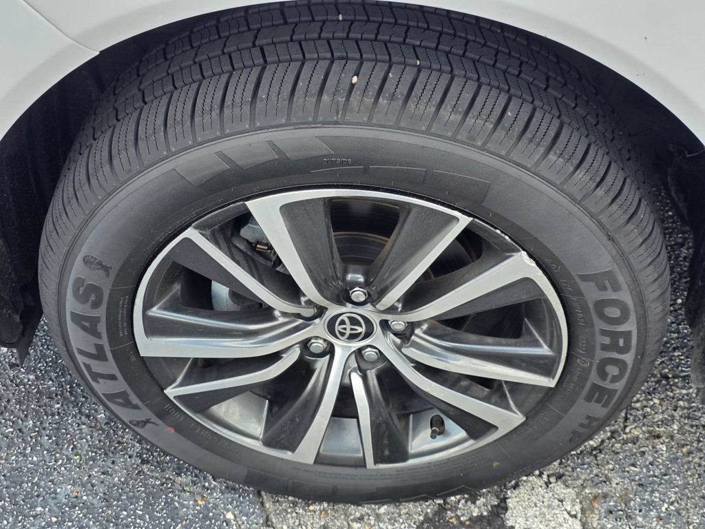 Used 2023 Toyota Venza LE AWD/4WD image 29