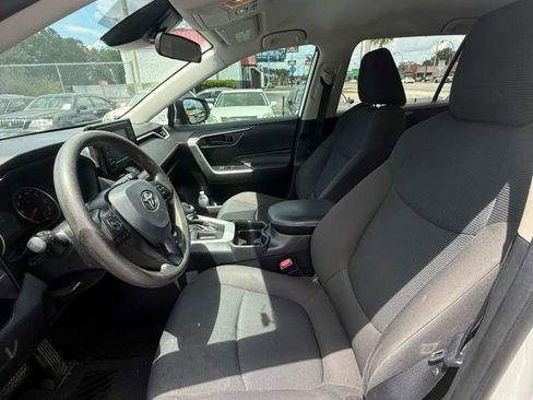 Used 2021 Toyota RAV4 LE FWD image 3