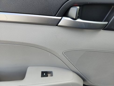 Used 2018 Hyundai Elantra SE image 28