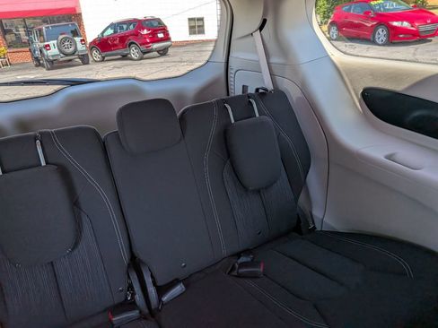 Used 2021 Chrysler Voyager LX FWD image 11