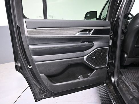 Used 2024 Jeep Wagoneer Series III AWD/4WD image 41