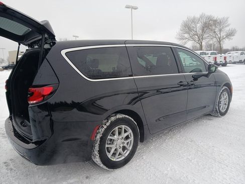 New 2026 Chrysler Pacifica Select image 6