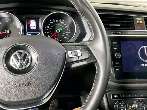 Used 2021 Volkswagen Tiguan SE w/ Panoramic Sunroof Package image 19