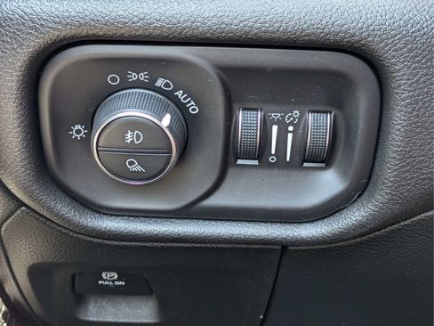 Used 2019 RAM 1500 Big Horn RWD image 23