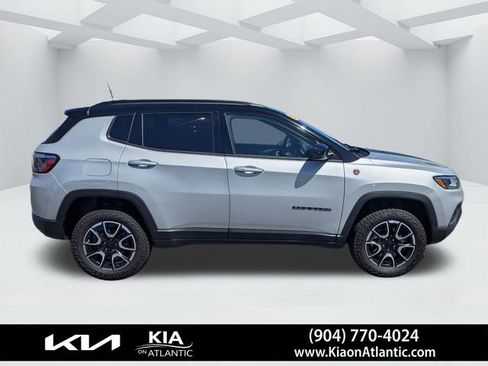 Used 2024 Jeep Compass Trailhawk AWD/4WD image 2