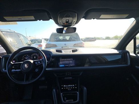 Used 2024 Porsche Cayenne w/ Premium Package AWD/4WD image 10