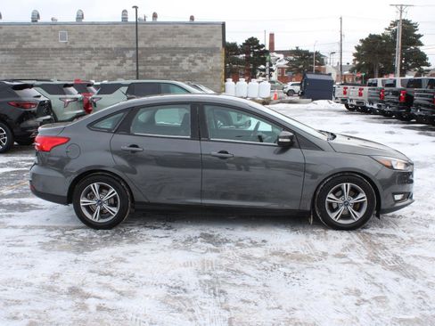 Used 2016 Ford Focus SE image 4