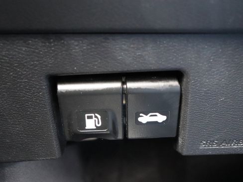 Used 2024 Nissan Versa SR image 38