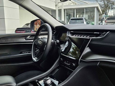 Used 2023 Jeep Grand Cherokee L Laredo image 12