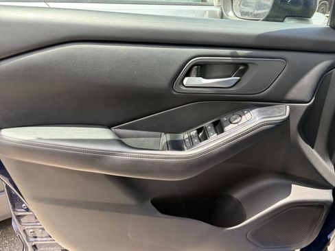 Used 2025 Nissan Rogue SV FWD image 18