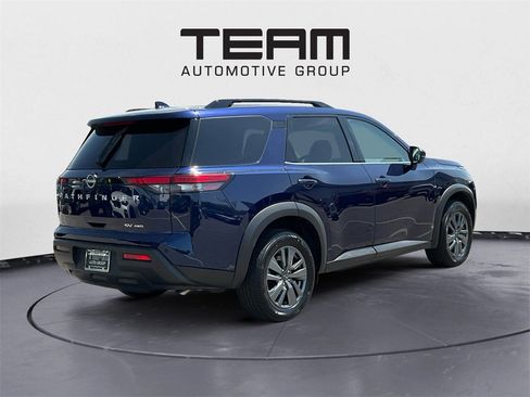 Used 2024 Nissan Pathfinder SV image 7
