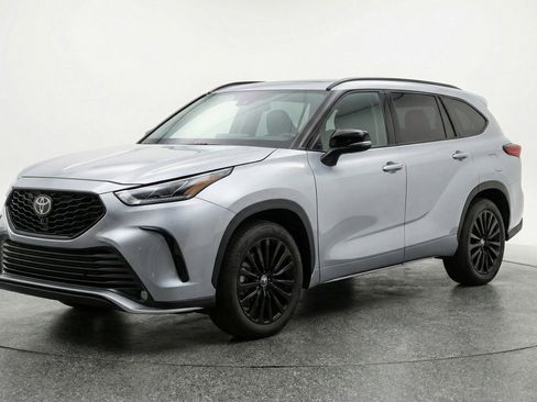 Used 2025 Toyota Highlander XSE image 2