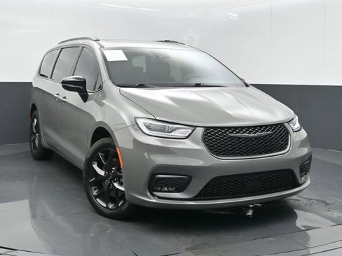 Used 2023 Chrysler Pacifica Limited w/ S Appearance Package AWD/4WD image 2