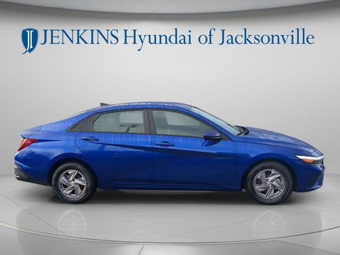 New 2025 Hyundai Elantra SE FWD image 2