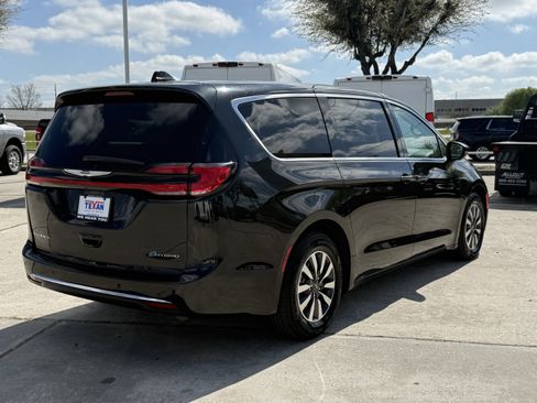 Used 2023 Chrysler Pacifica Touring-L image 5