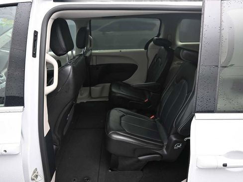 Used 2024 Chrysler Pacifica Touring-L FWD image 28