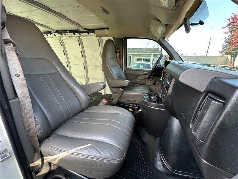 Used 2012 Chevrolet Express 2500 Extended RWD image 12