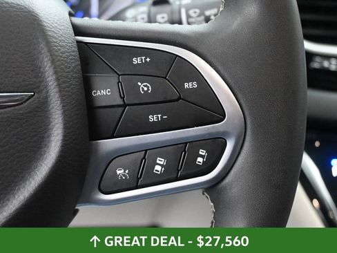Used 2024 Chrysler Pacifica Touring-L image 37