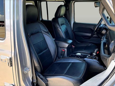 Used 2018 Jeep Wrangler Unlimited Sahara AWD/4WD image 9