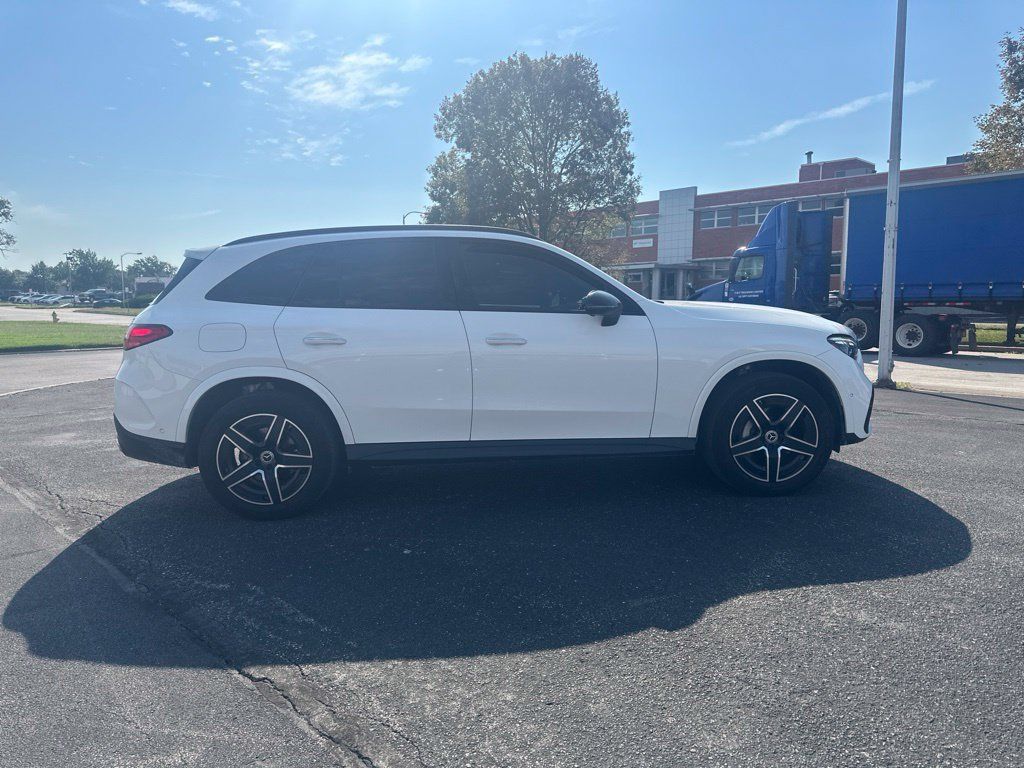 Used 2024 Mercedes-Benz GLC 300 4MATIC image 4