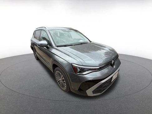 Used 2025 Volkswagen Taos SE image 2