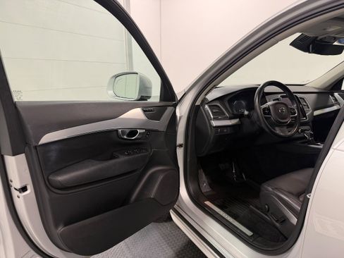 Used 2018 Volvo XC90 T5 Momentum w/ Convenience Package image 3