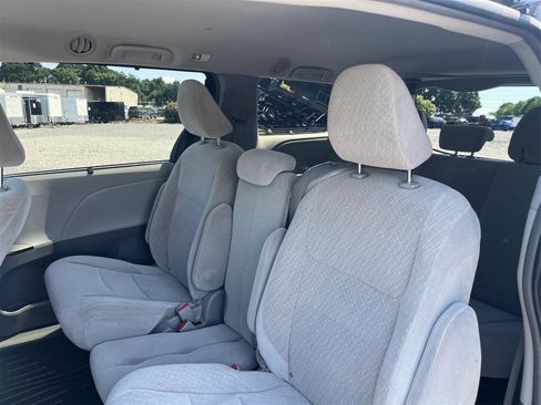Used 2018 Toyota Sienna LE FWD image 10