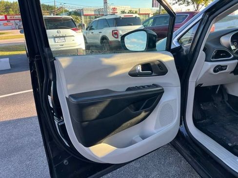 Used 2022 Chrysler Pacifica Touring-L FWD image 5