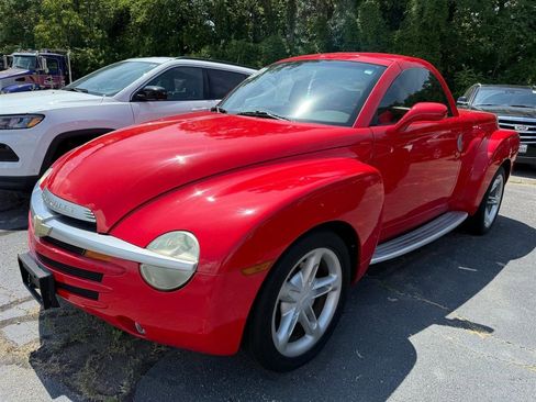 Used 2005 Chevrolet SSR w/ Preferred Equipment Group RWD image 3