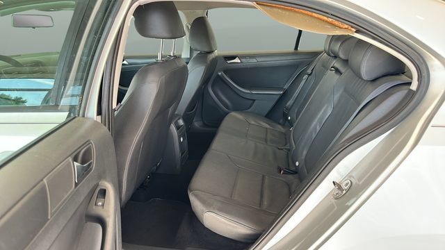 Used 2011 Volkswagen Jetta SE FWD image 12