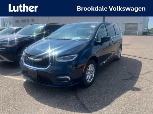 Used 2023 Chrysler Pacifica Touring-L FWD image 1