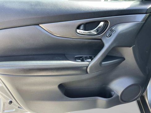 Used 2015 Nissan Rogue SV FWD image 22