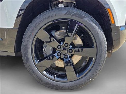 New 2026 Land Rover Defender 110 X-Dynamic SE image 10