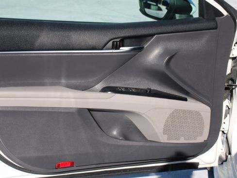 Used 2020 Toyota Camry LE image 10