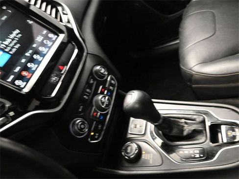 Used 2020 Jeep Cherokee Limited image 25