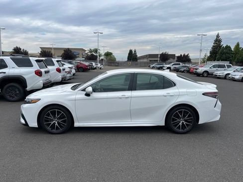 Used 2024 Toyota Camry SE FWD image 4