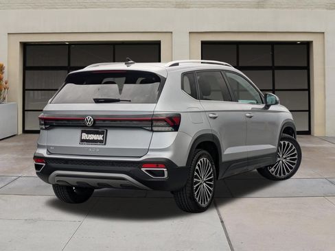 Used 2025 Volkswagen Taos SE w/ Panoramic Sunroof Package FWD image 4